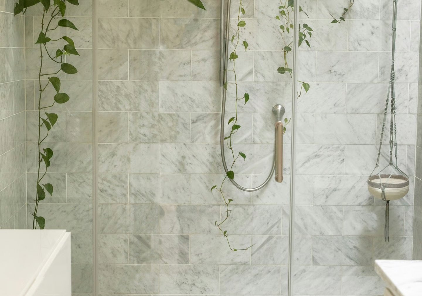 Frameless shower installation